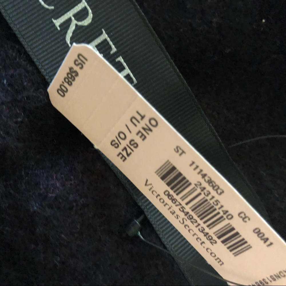 Brand new šFINAL PRICEšVictoriaās Secret throw - Picture 4 of 4